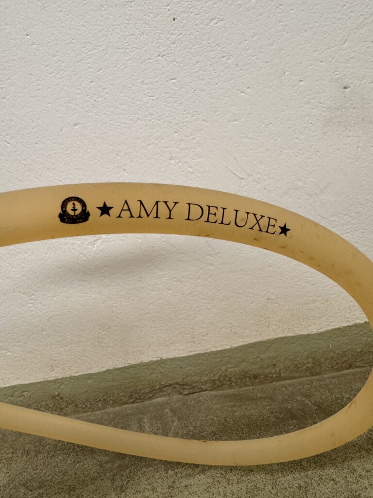 Gelber Shisha Schlauch mit Amy Deluxe Logo.
