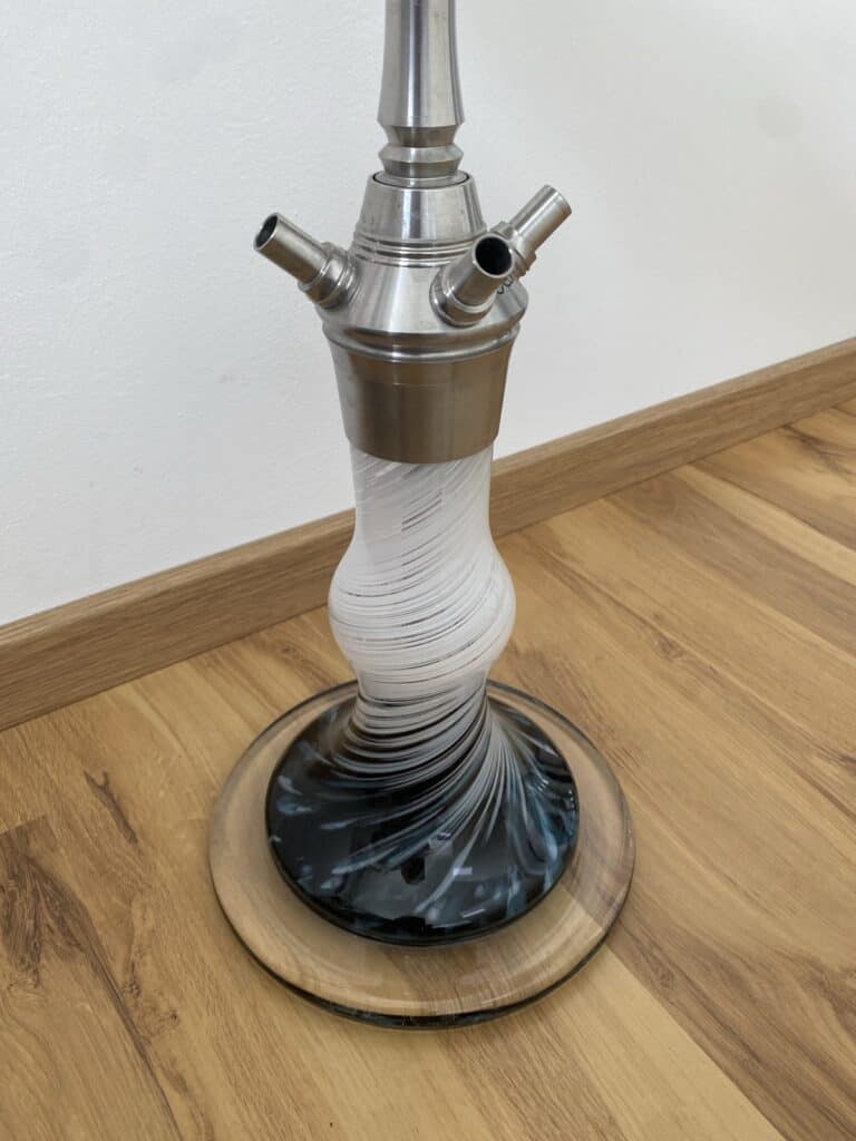 Moderne Shisha mit Metall- und Glasbowl auf Holztisch.