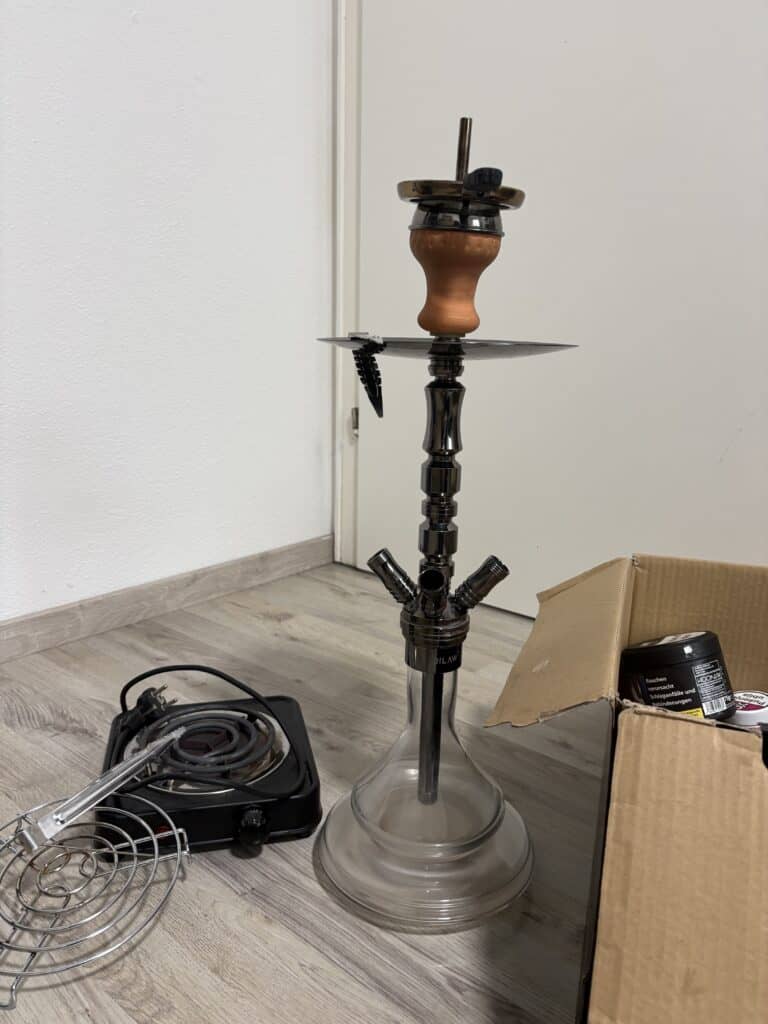 Shisha-Kopf mit Holz- und Metallteilen, Glasbowl und Zubehör.