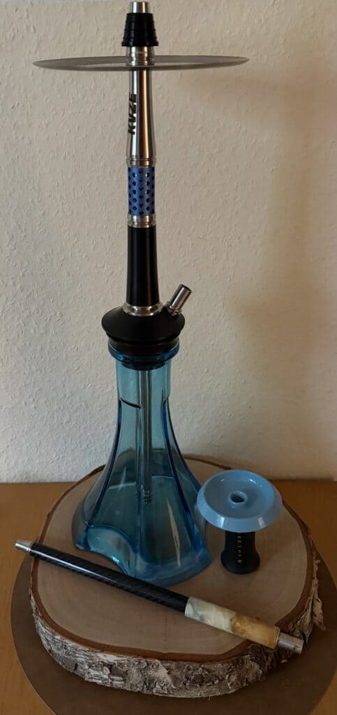 Blaue Shisha mit Glasbowl, Schlauch und Kohlehalter.