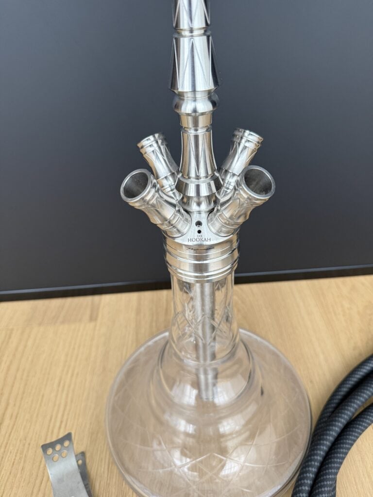 Großer Shisha-Kopf aus Metall mit mehreren Ausgängen für Shisha-Zubehör.