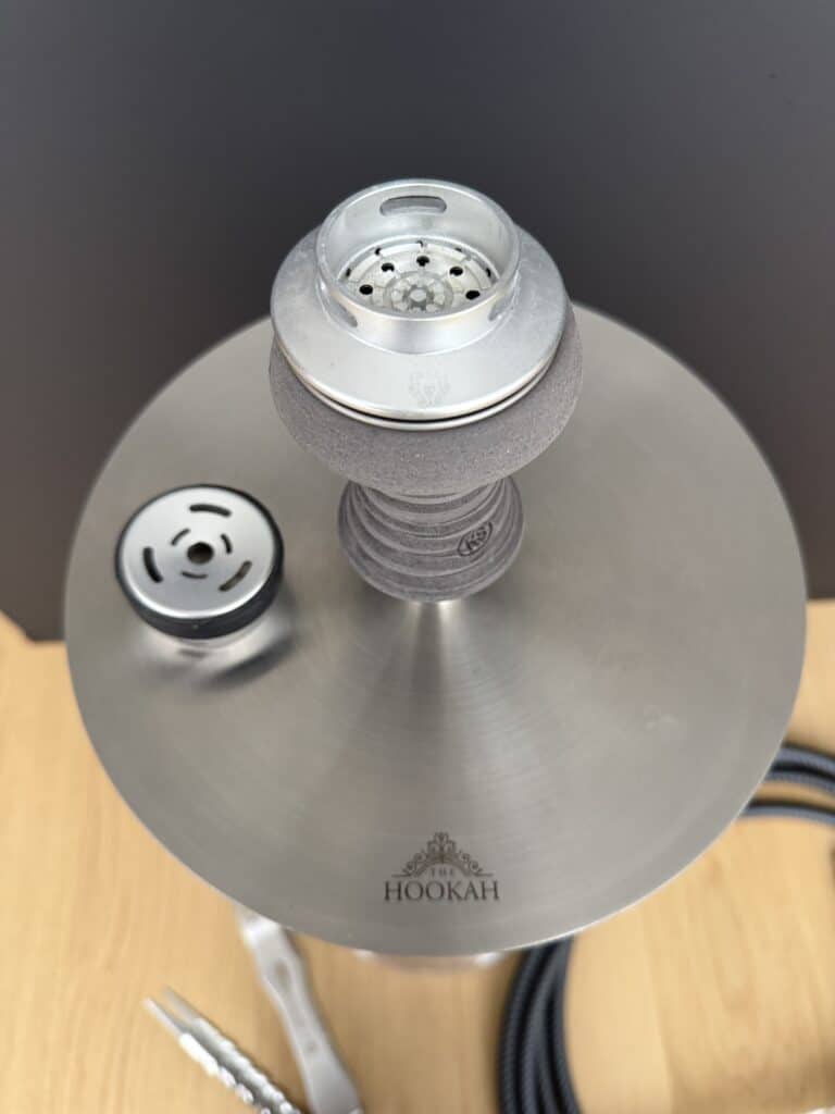Shisha-Kopf mit Glasbowl und Metallaufsatz, auf einer Shisha.