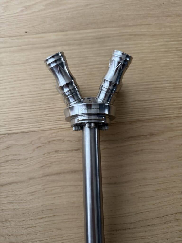 Metal Shisha-Adapter mit zwei Ausgängen auf Holztisch.