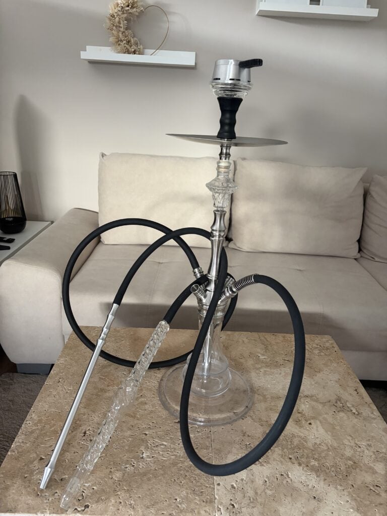 Moderne Shisha mit Glasbowl und Silikonschlauch.