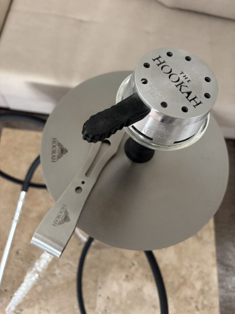 Hochwertiger Hookah Shisha Kopf mit Metallplatte und Schlauchanschluss.