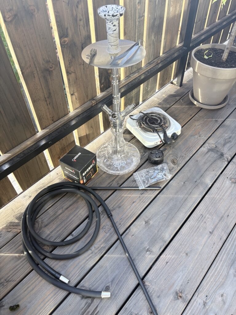 Hochwertiges Shisha-Zubehör mit Glasbowl, Schlauch und Dichtung.