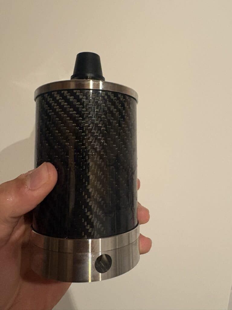 Shisha-Adapter mit Carbonfaser-Design und Metallbasis.