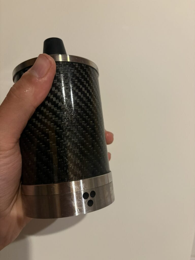 Kohleanzünder mit Carbon-Optik und Edelstahlbasis.