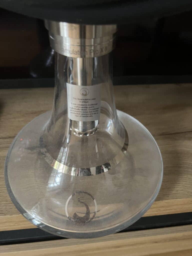 Transparente Glasbowl für Shisha mit Metallanschluss.
