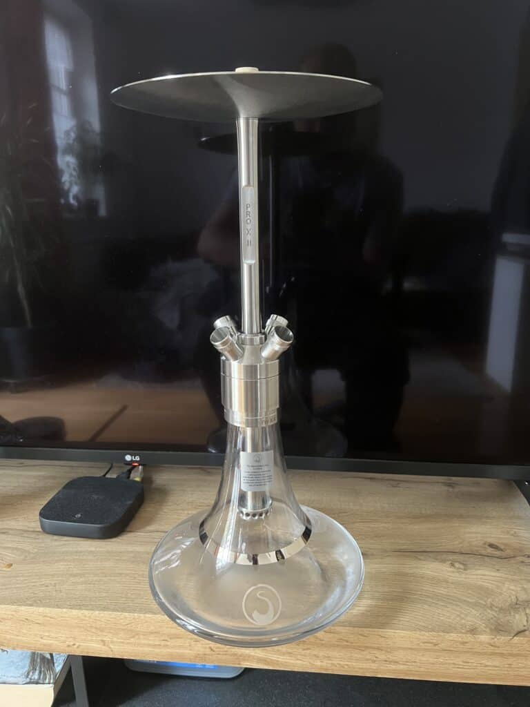Moderne Shisha Glasbowl auf Holzplatte, silberfarben.
