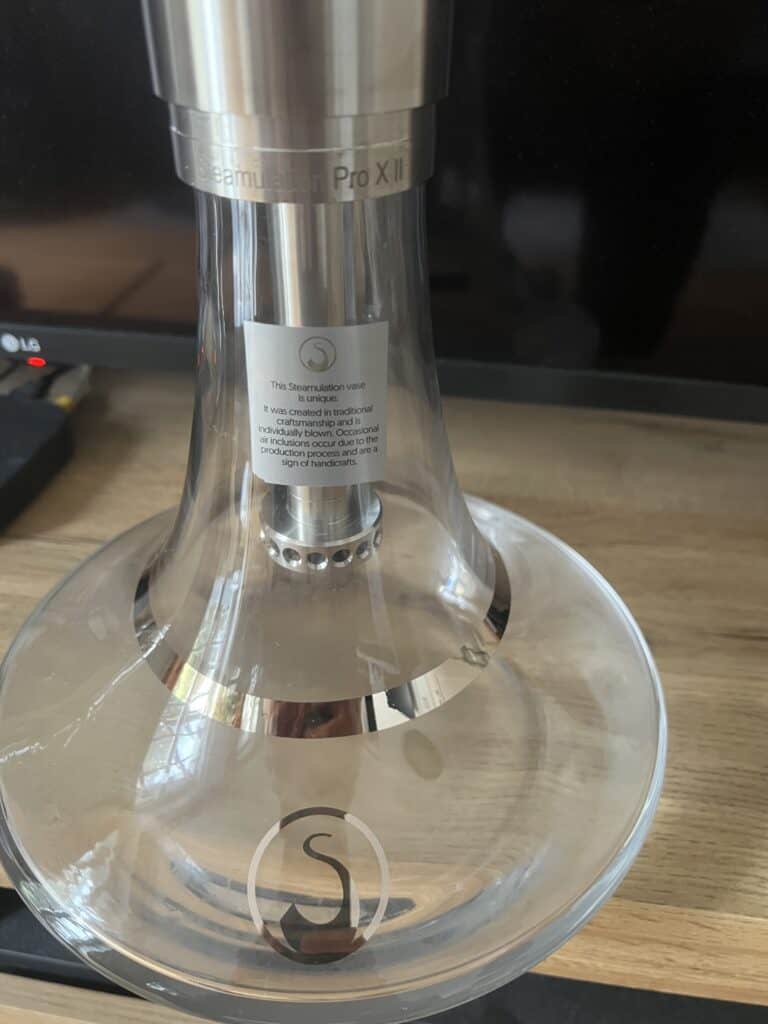 Transparente Glasbowl für Shisha mit Metallaufsatz.