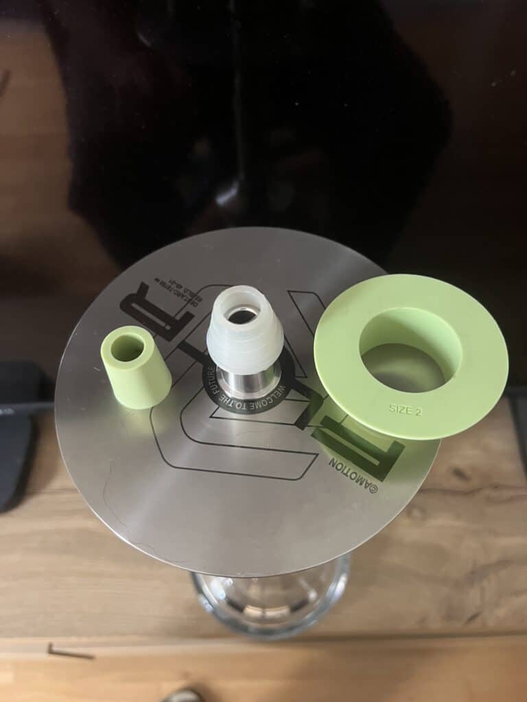 Shisha-Glasbowl mit Silikondichtungen und Adapter.