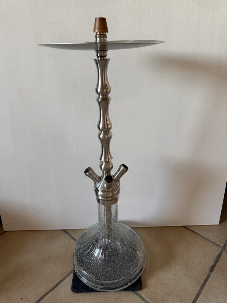 Hochwertige Shisha mit Glasbowl und Metallstamm.