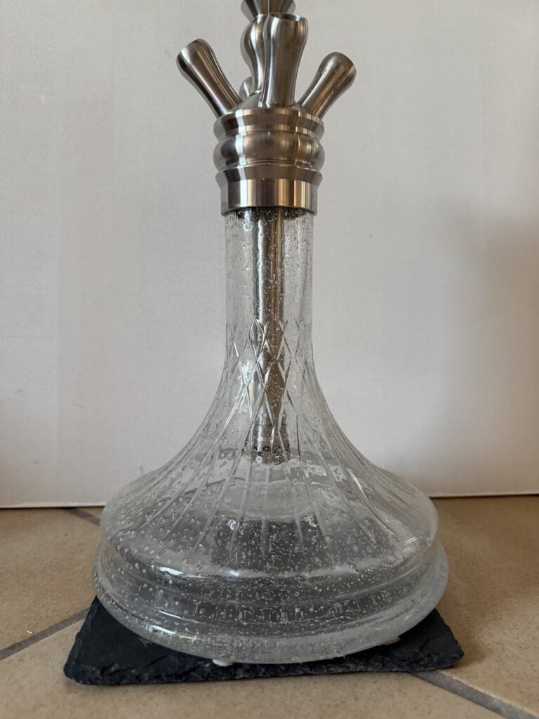 Transparente Glasbowl mit Metallaufsatz für Shisha.