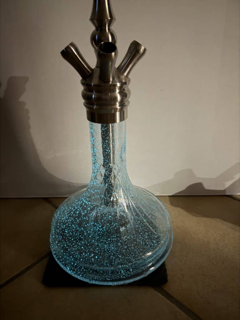 Glasbowl mit Metallaufsatz für Shisha, mit blauer LED-Beleuchtung.