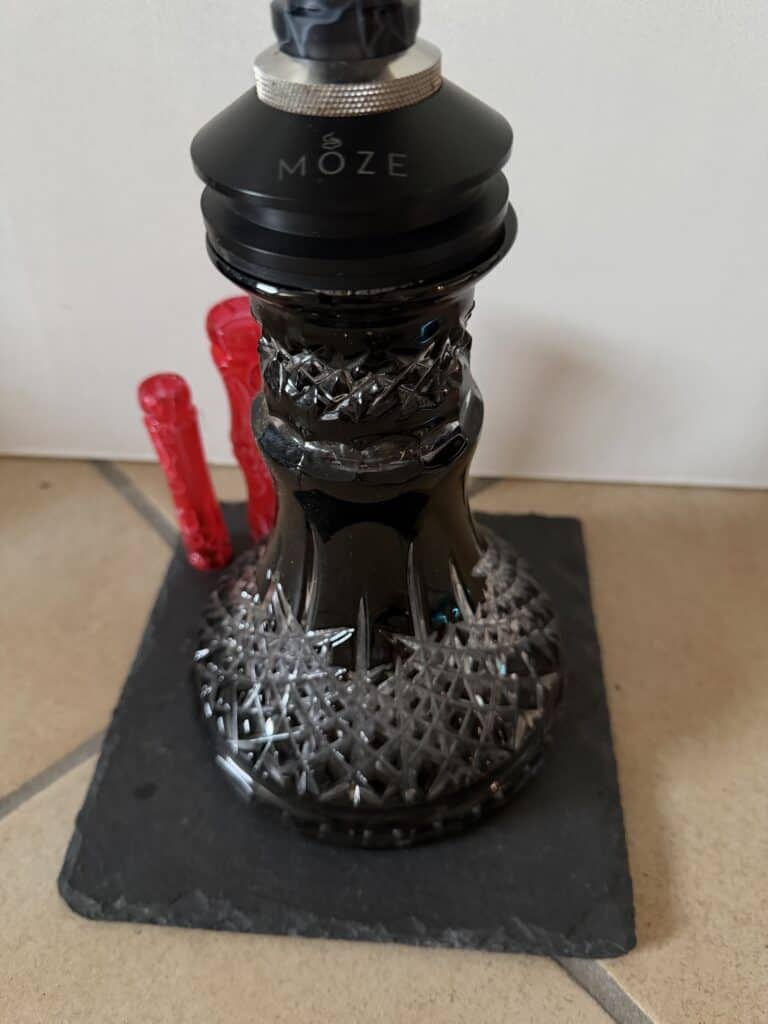 Schwarze Glasbowl für Shisha mit Dekor und Zubehör.