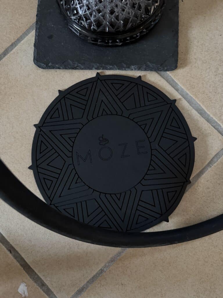 Schwarze Glasbowl mit geometrischem Muster für Shisha.