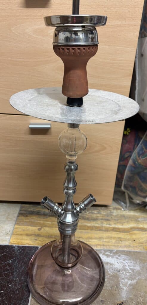 Shisha-Kopf mit Glasbowl auf einem Tisch.