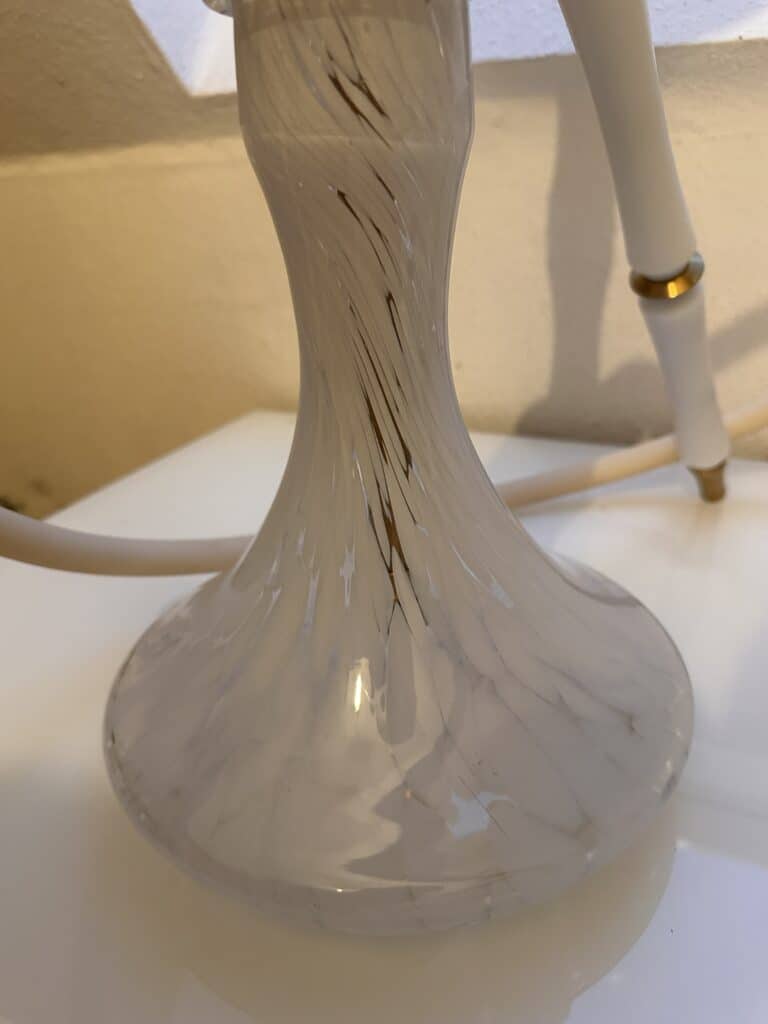 Transparente Glasbowl mit goldenen Akzenten für Shisha.