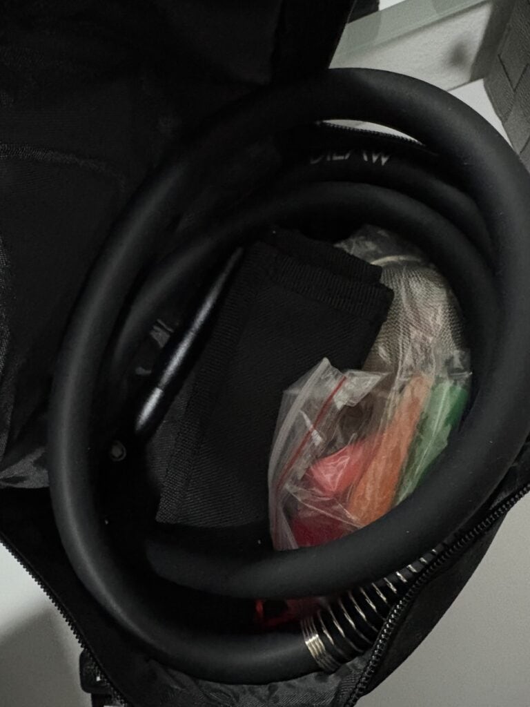 Schwarzes Shisha-Schlauchset mit Zubehör in Koffer.