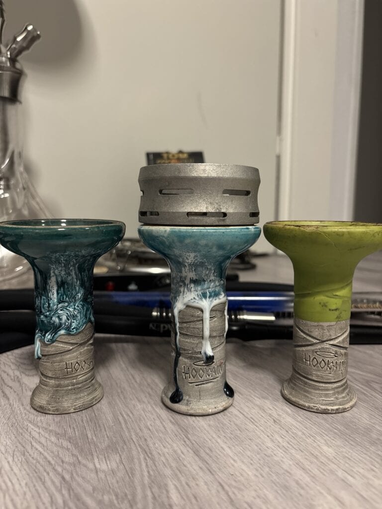 Drei unterschiedliche Shisha-Glasbowl-Modelle in verschiedenen Farben und Designs.
