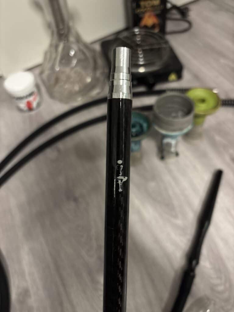Schwarze Shisha Glasbowl mit Metallaufsatz auf Tisch.