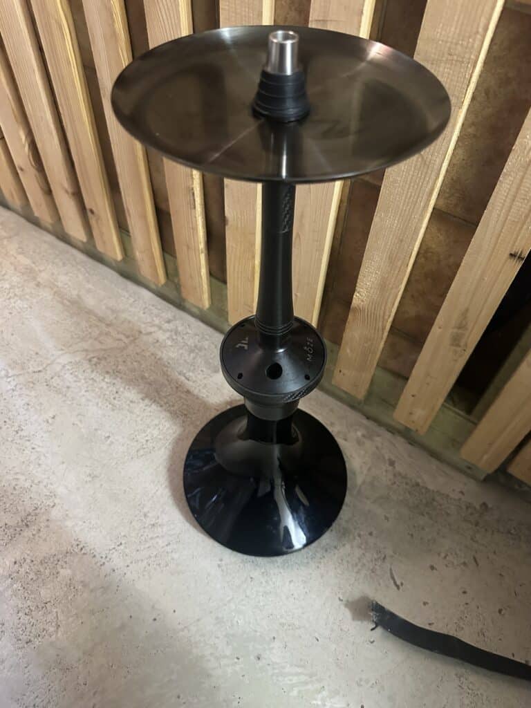 Schwarzer Shisha-Tisch mit Glasbowl auf Holzfuß.