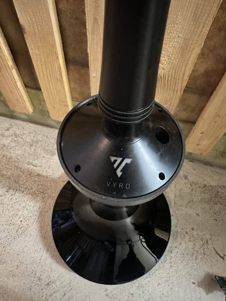 Schwarze Shisha mit Glasbowl und Metallstamm auf Boden.