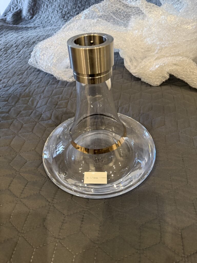 Transparente Glasbowl mit Metallaufsatz für Shisha.