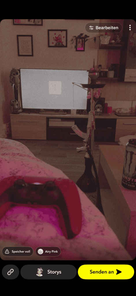 Shisha Glasbowl auf Tisch mit Dekorationen im Hintergrund.