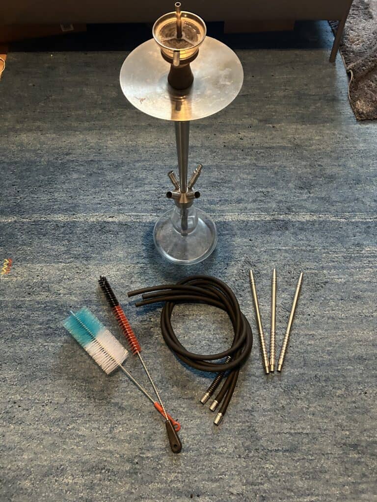 Shisha-Zubehör inklusive Glasbowl, Schlauch und Reinigungsbürste.