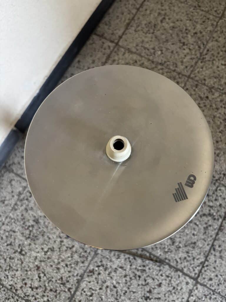 Runde Shisha Glasbowl ohne Schlauchanschluss auf Fliesenboden.