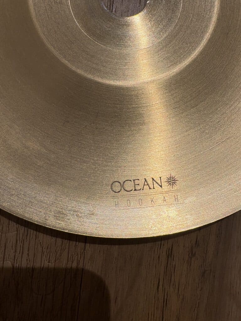 OCEAN Hookah Glasbowl mit goldener Oberfläche und Logo.