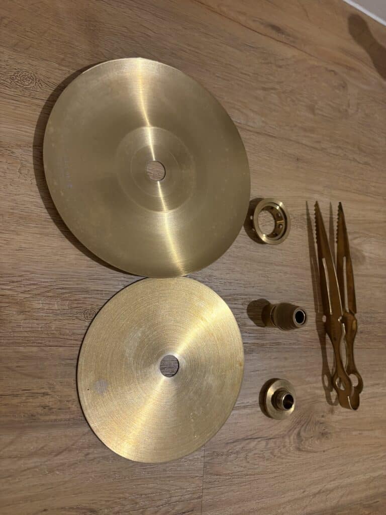Goldene Platten, Zangen und Zubehör für Shisha-Setup.