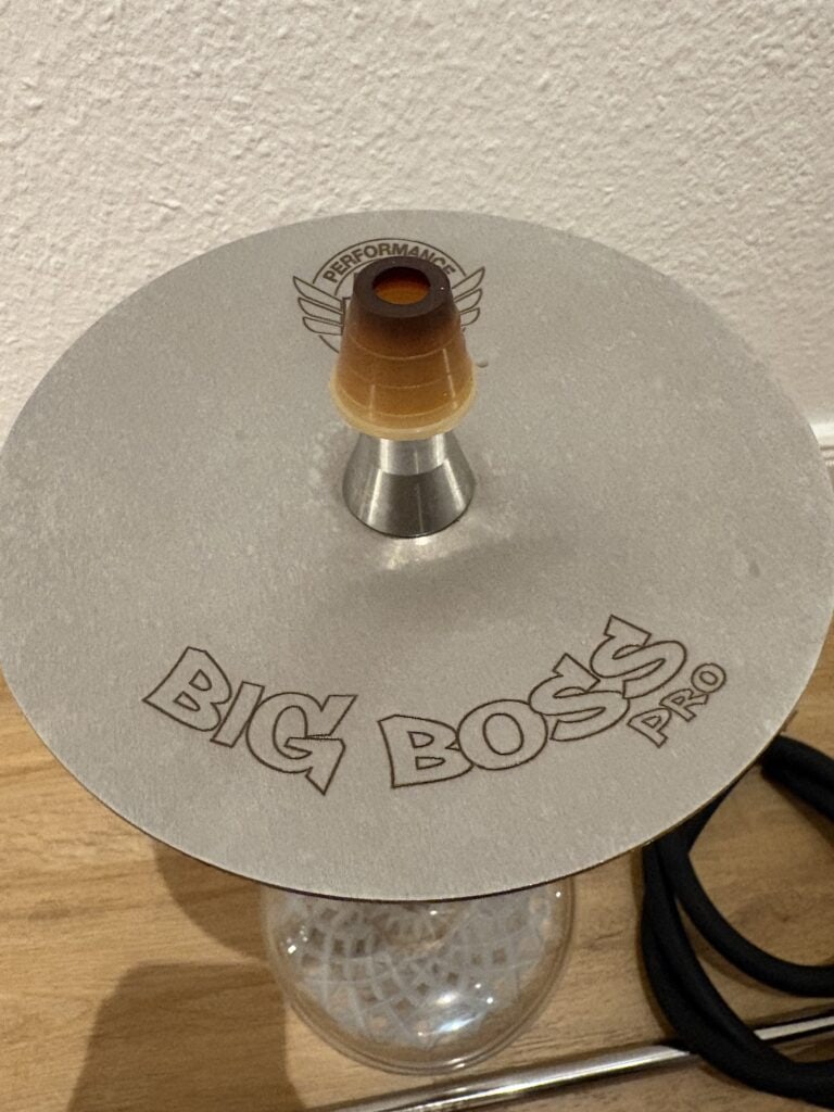 Shisha-Adapter mit Metall- und Keramikteilen für Wasserpfeifen.