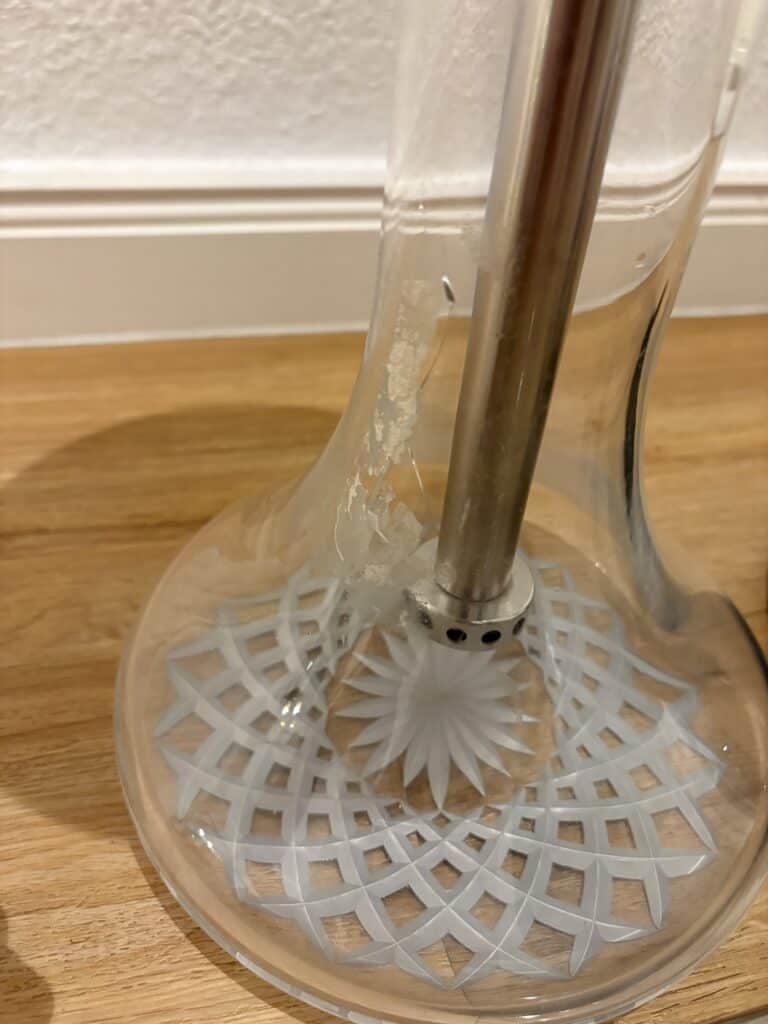 Transparente Glasbowl mit Metallrohr für Shisha.