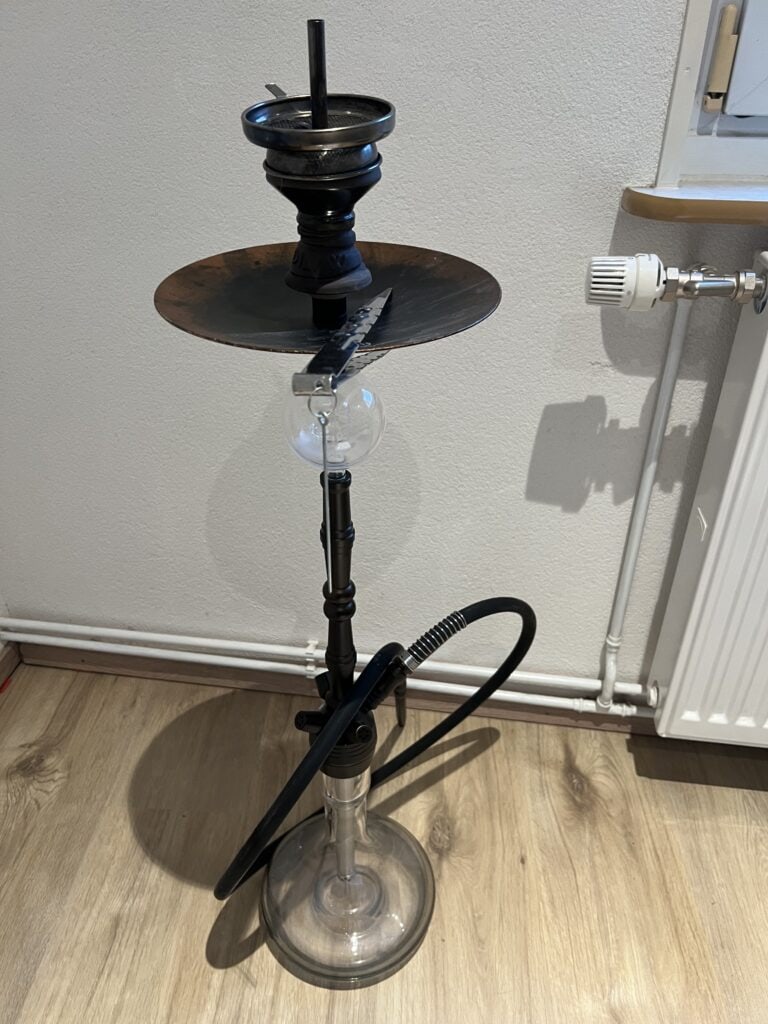 Shisha mit schwarzer Glasbowl, Hakenahme und Schlauch.