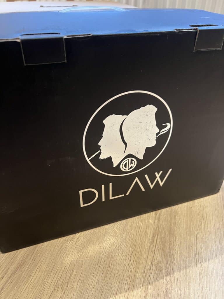 Schwarze Dilaw Verpackung mit Logo und Silhouetten.