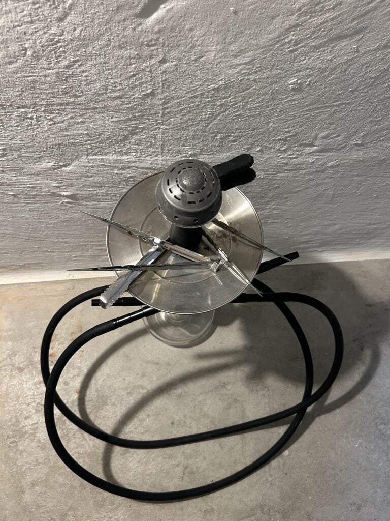 Metallkopf für Shisha mit Schlauch und Düse, gebrauchte Shisha-Komponente.