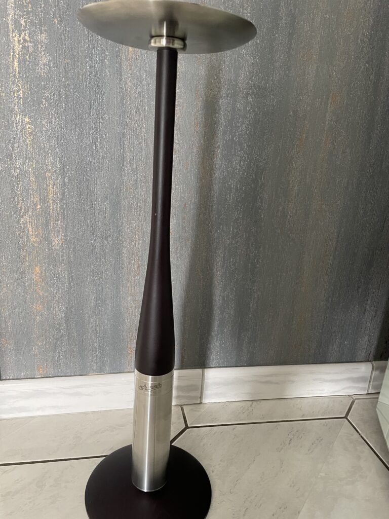 Stabiler Shisha-Halter mit Metallbasis und Holzstiel.
