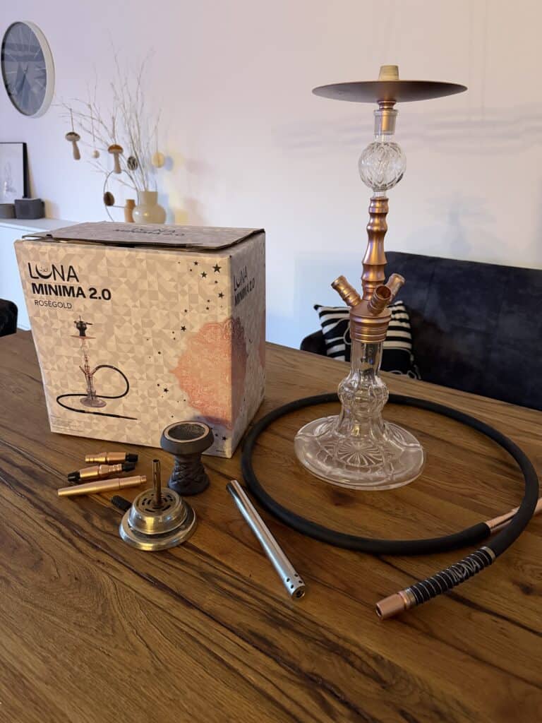 Vollständiges Shisha-Set mit Glasbowl, Schlauch und Zubehör.