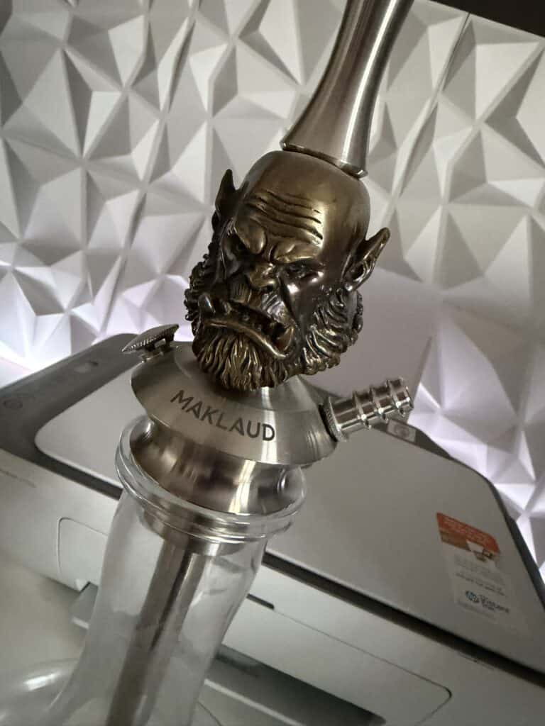 Detaillierter Shisha Kopf mit Dämonen-Design aus Metall.