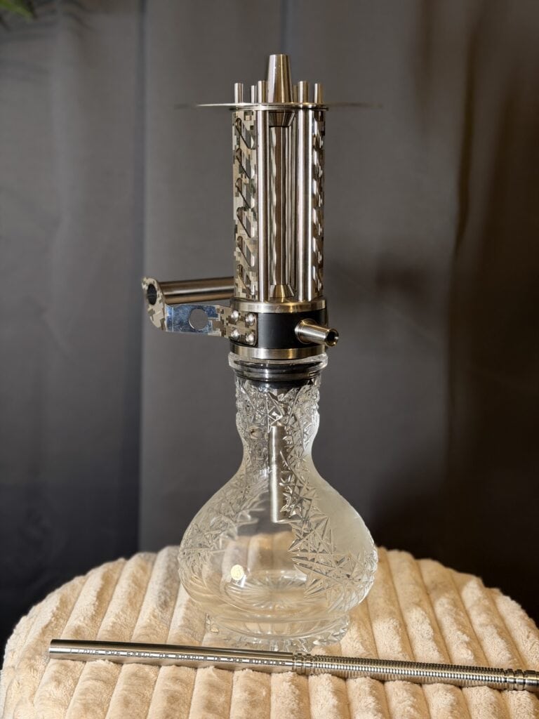 Hochwertige Shisha mit Edelstahl und Glasbowl, auf Holzunterlage.