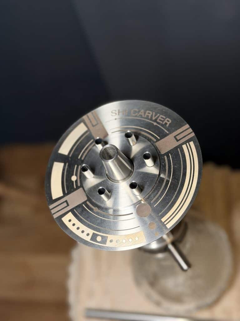 Shisha-Adapter mit Metallteilen und Design-Details.
