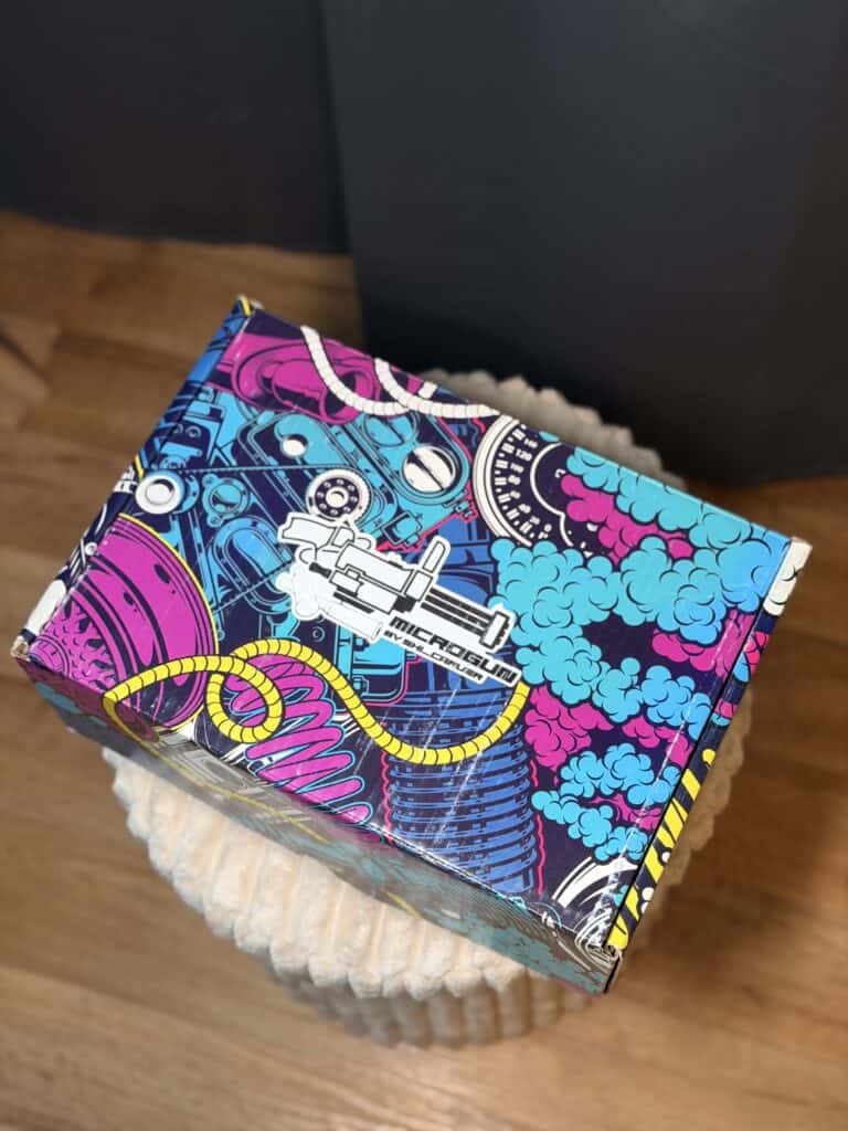 Bunte Verpackung für eine Shisha-Glasbowl mit buntem Design.