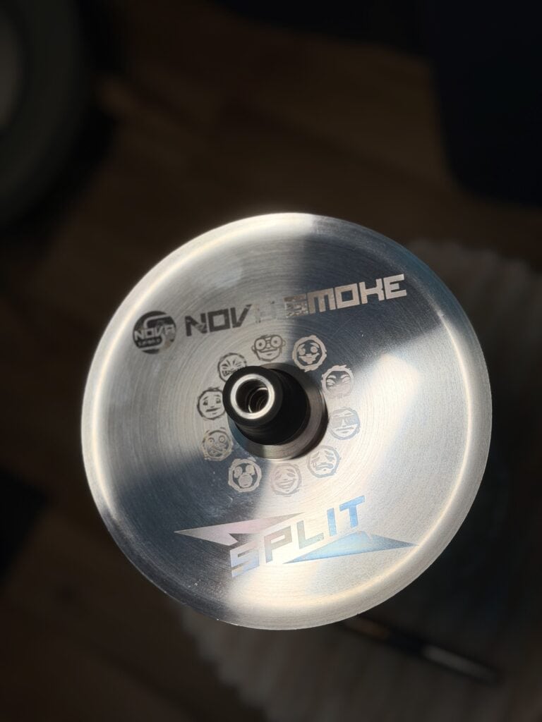 Runde Glasbowl für Shisha mit NOV Smoke und Split Logo.