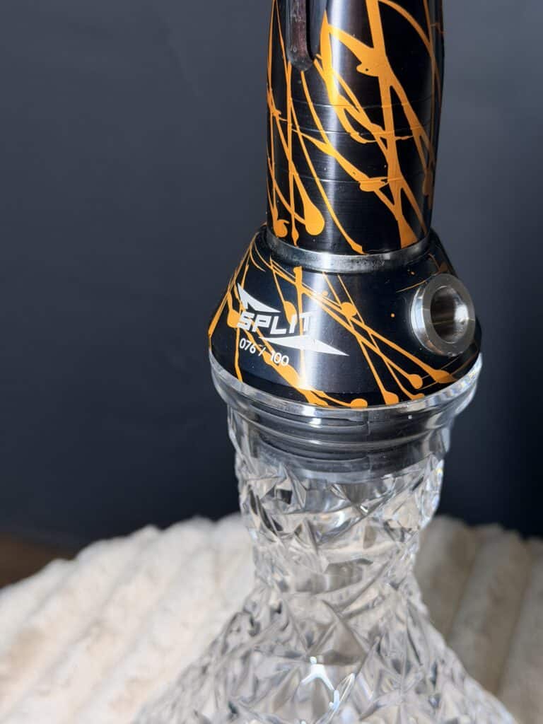 Detailaufnahme einer Shisha-Glasbowl mit schwarzer und orangefarbener Gestaltung.
