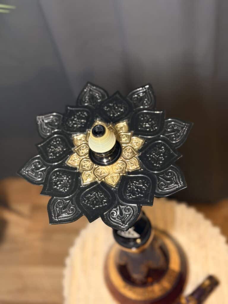 Detaillierte Shisha Glasbowl mit dekorativen Mustern.