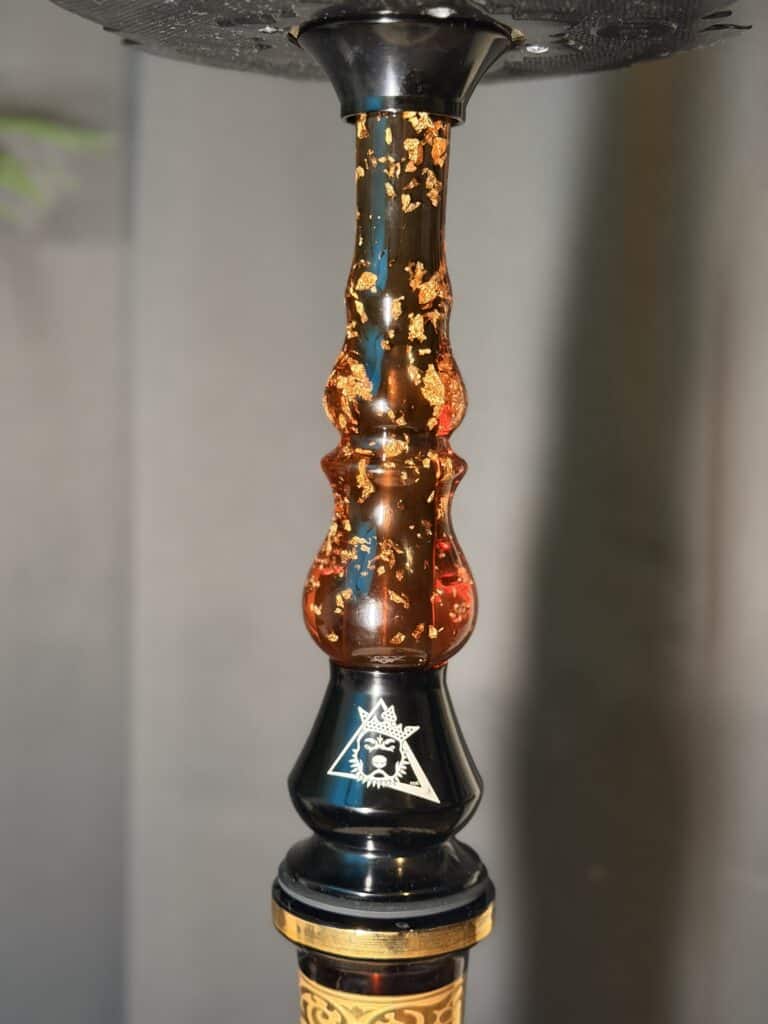 Bunte Shisha Glasbowl mit goldenen Akzenten und Logo.