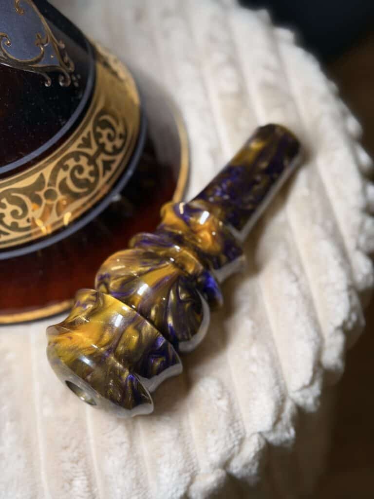 Bunte Glasbowl für Shisha mit goldenen Mustern.